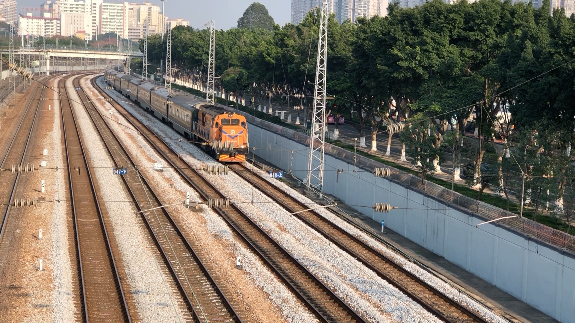 广州火车迷拍摄点之一:华师站以北(科技东街北门站)