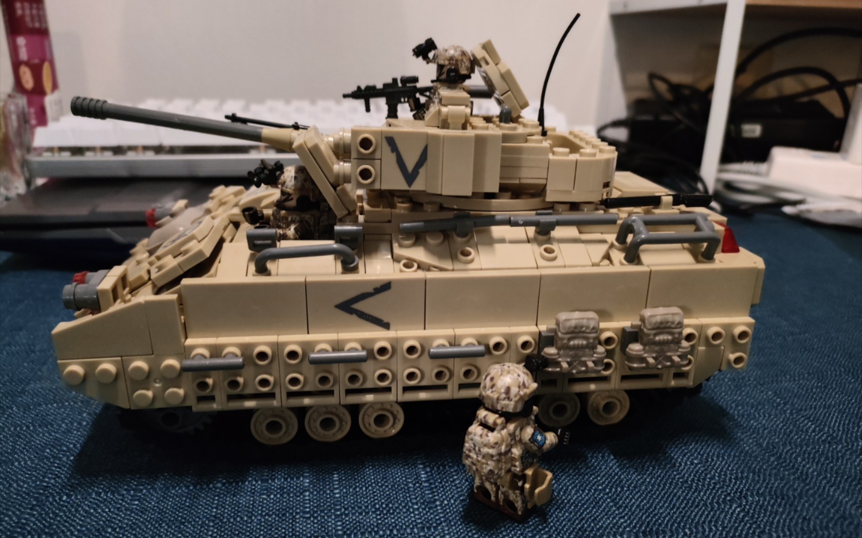 国产积木复刻美家宝美高使命召唤系列布莱德利战车