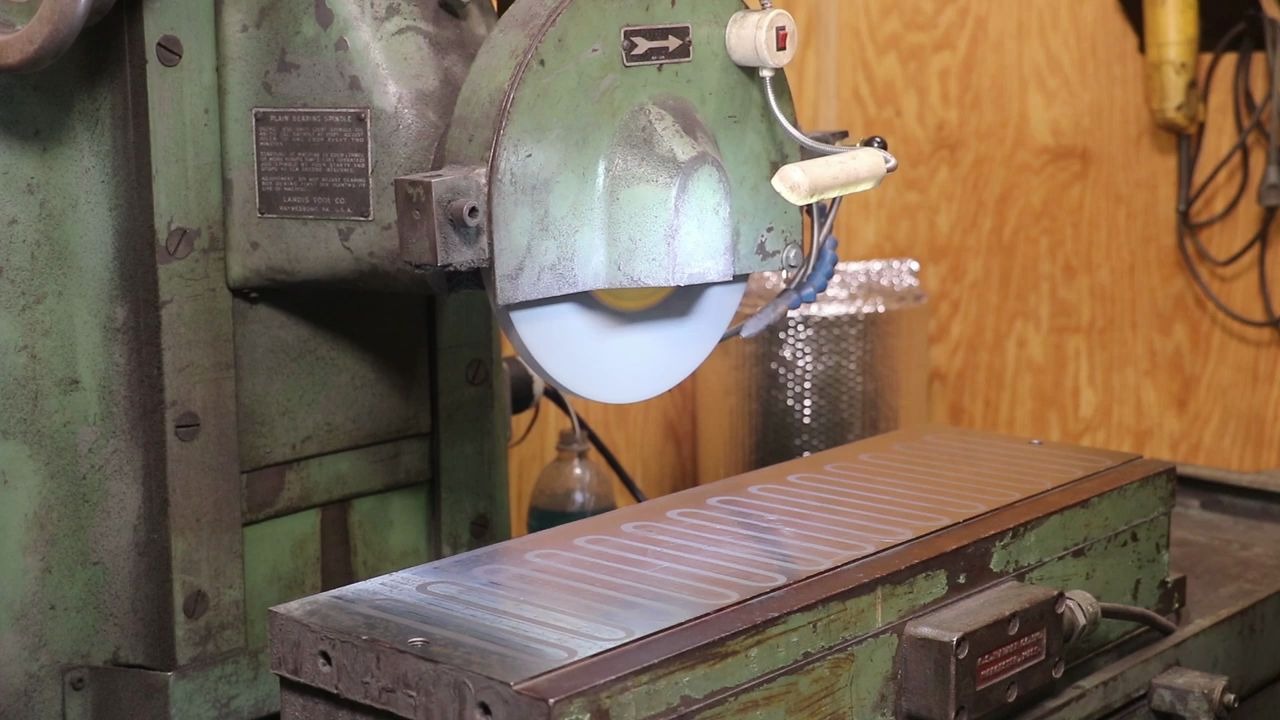 在平面磨床上精磨直边finish grinding a straight edge on the