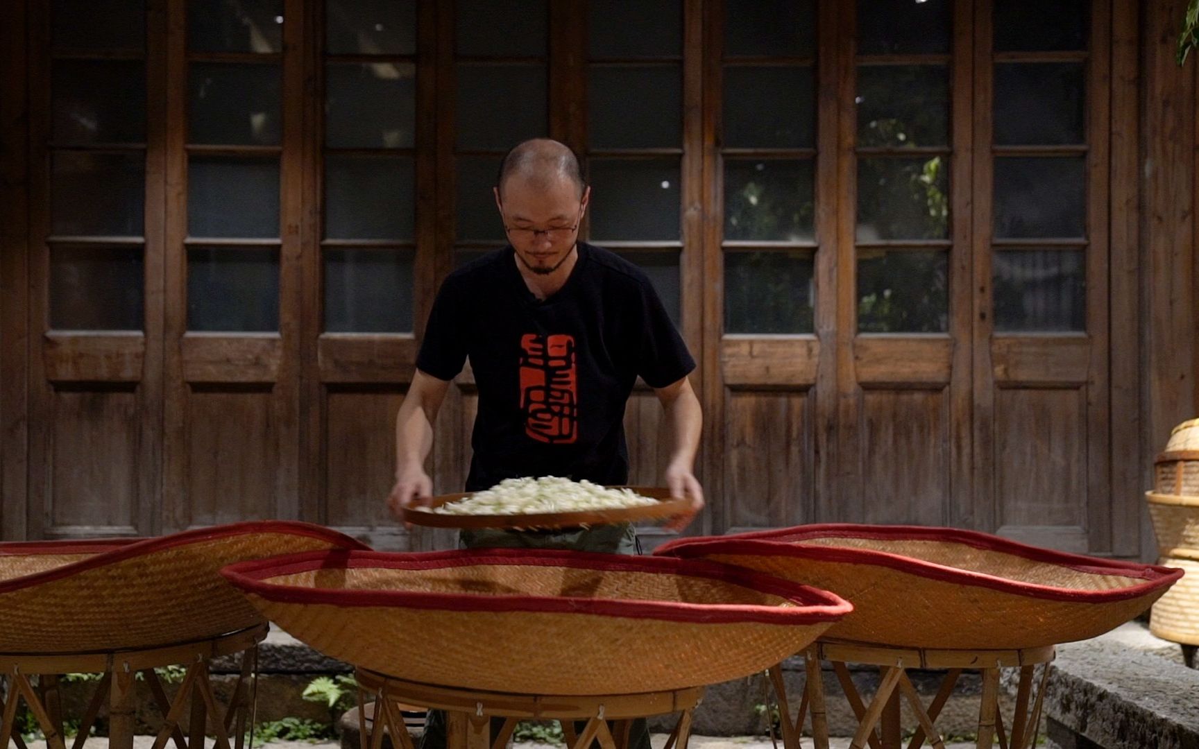 22点钟的福建福州,茉莉花茶制作者陈铮正静待茉莉花开