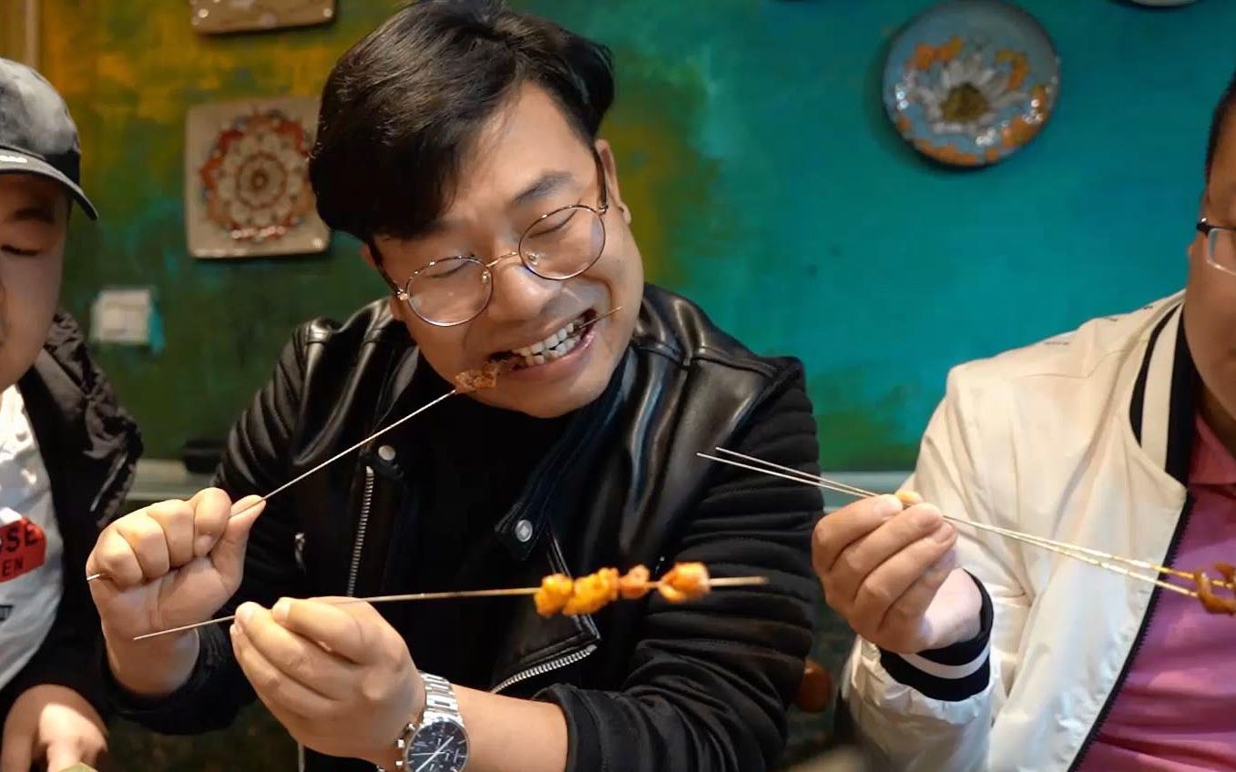 大嘴请朋友吃饭喝酒3个人点9个菜光烤腰子就吃了一大盘过瘾