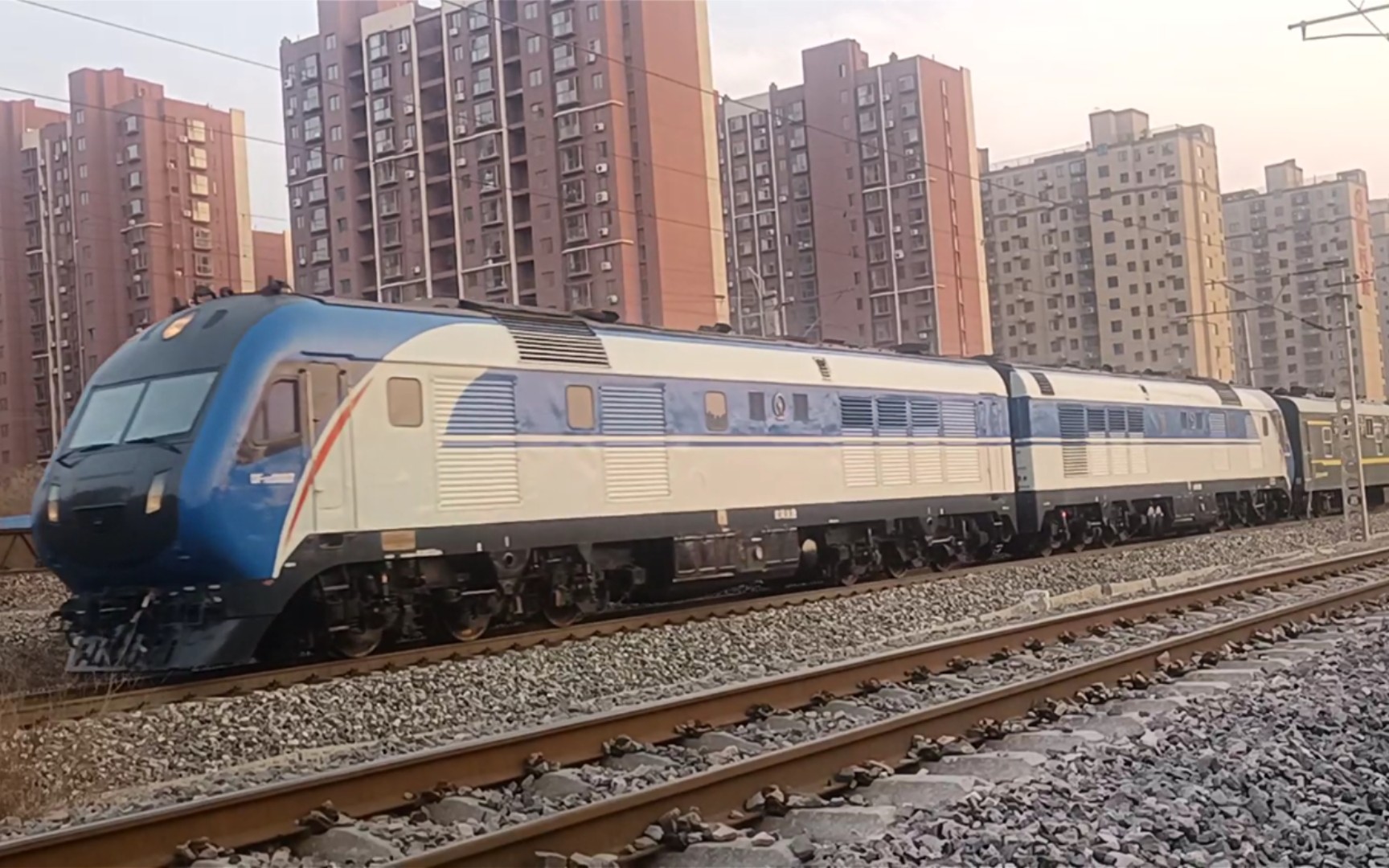 跨越型(东风11g)内燃机车牵引德州站始发车k7730(德州-北京)通过石德