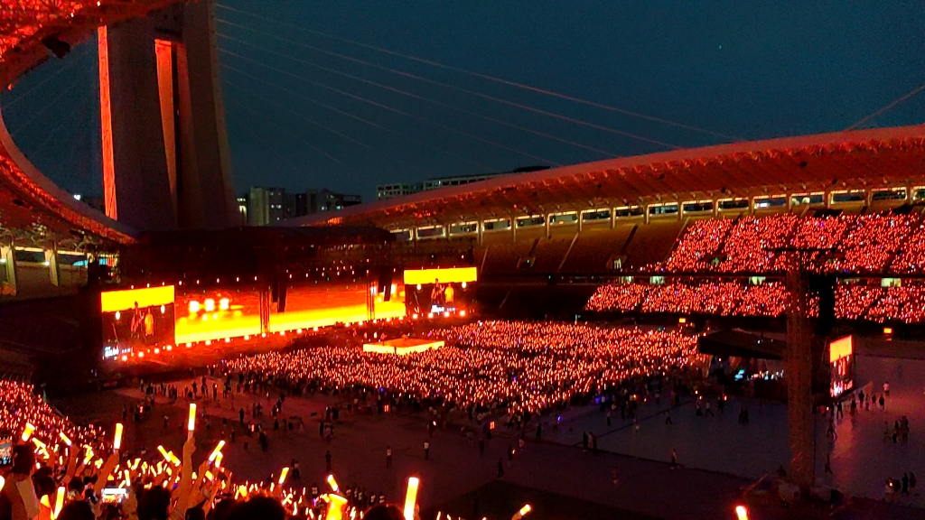 [图]五月天 杭州 6.19 盛夏光年开场 谁懂啊杭州6.19场真的嗨爆了 全程3h就没坐下来超过5s ！盛夏光年开场 即开即嗨！