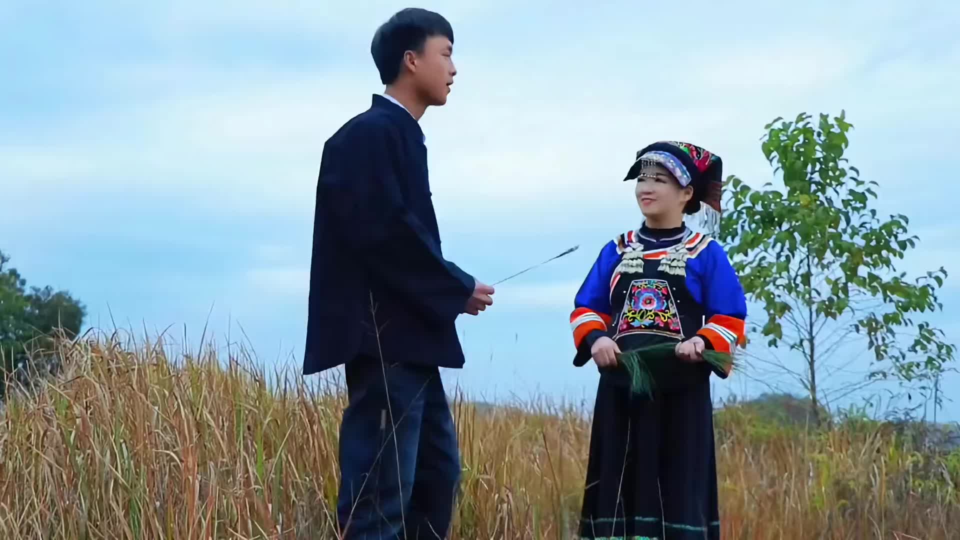 布依族青年男女谈恋爱一个传情这样浪漫的爱情你向往吗布依族山歌