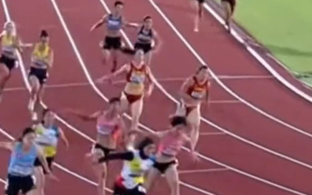 中国队女子4x100接力夺冠,为中国夺得本次亚锦赛第一金,姑娘们个个都是好样的,这爆发力太强啦!哔哩哔哩bilibili