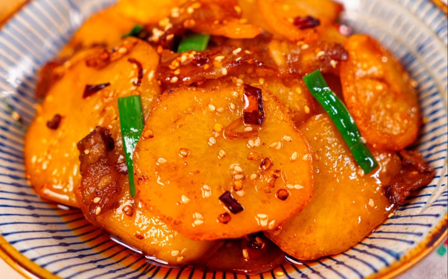 这才是干锅土豆片好吃简单的家常做法，土豆鲜香入味，吃着真解馋 - 哔哩哔哩