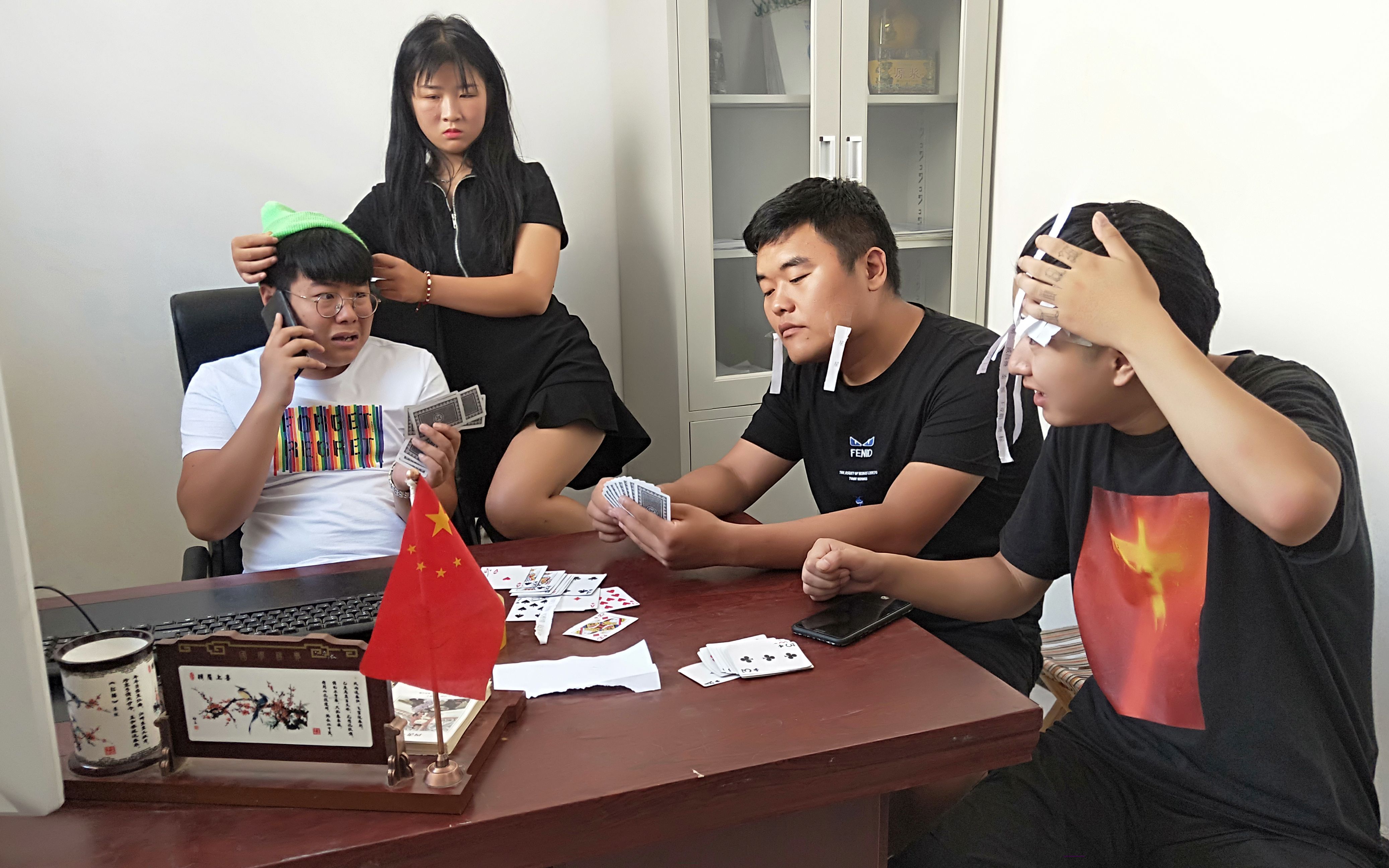 老公谎称加班玩斗地主,没想老婆出歪招套路真相,结局太逗了