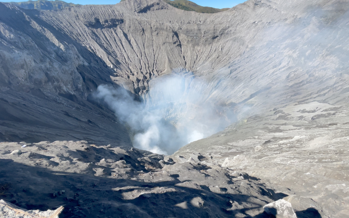 布罗莫火山口冒烟啦!