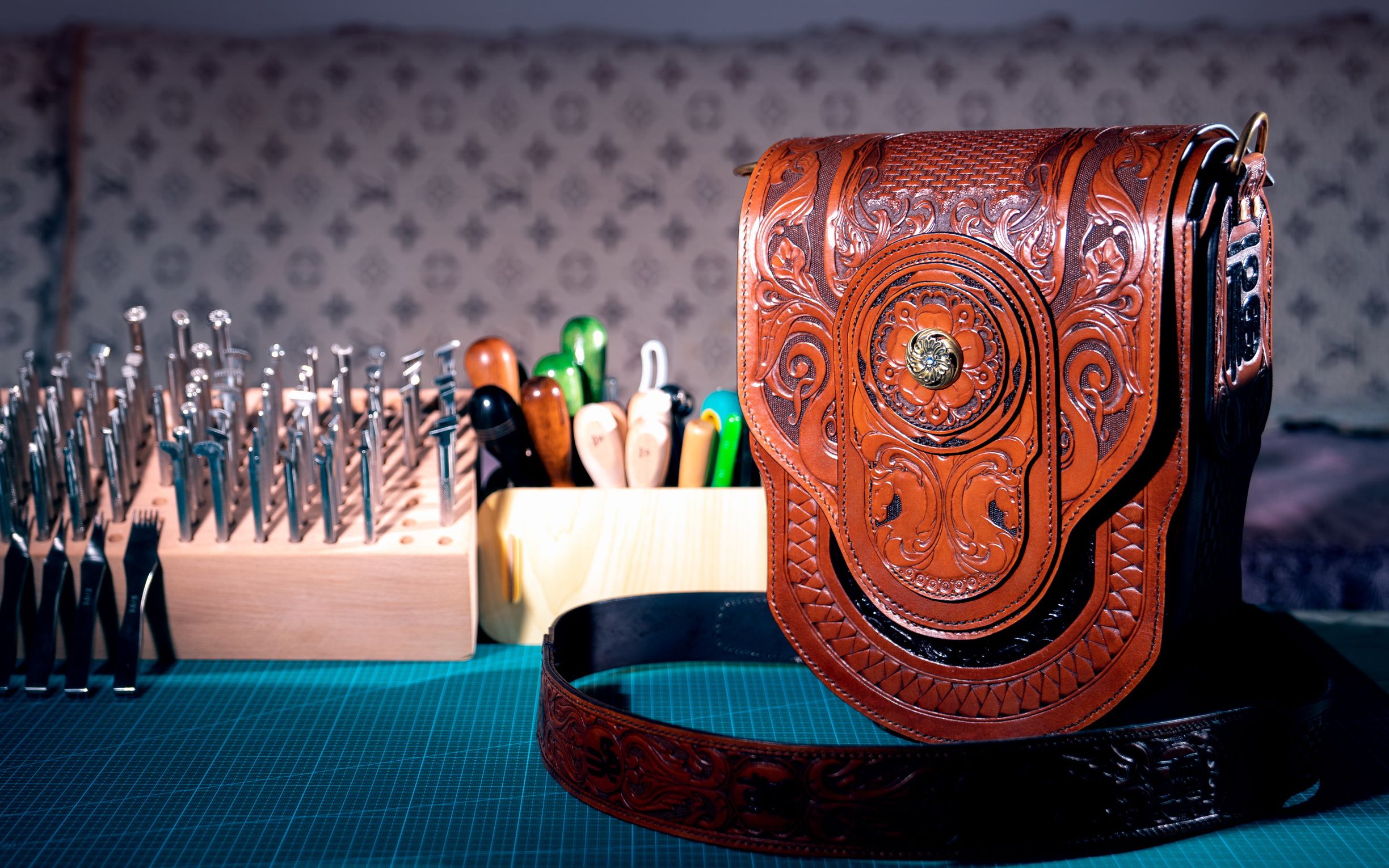 给老妈做的复古皮雕包,此视频的内容为"前期设计""制作步骤""成品展示