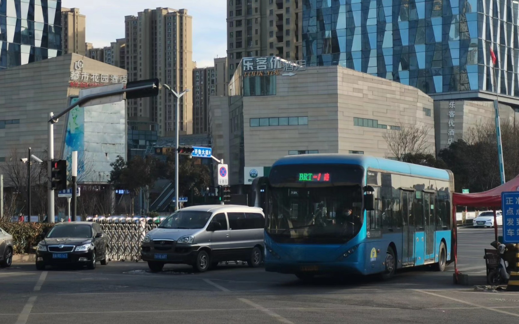 济南公交brt-1路jnp6182g-1运行视频