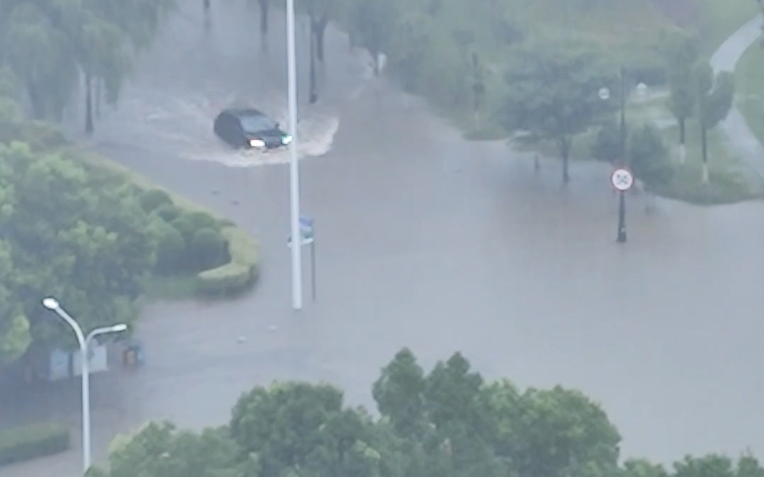 航拍襄阳暴雨:路面积水严重风雨无情,人间有爱