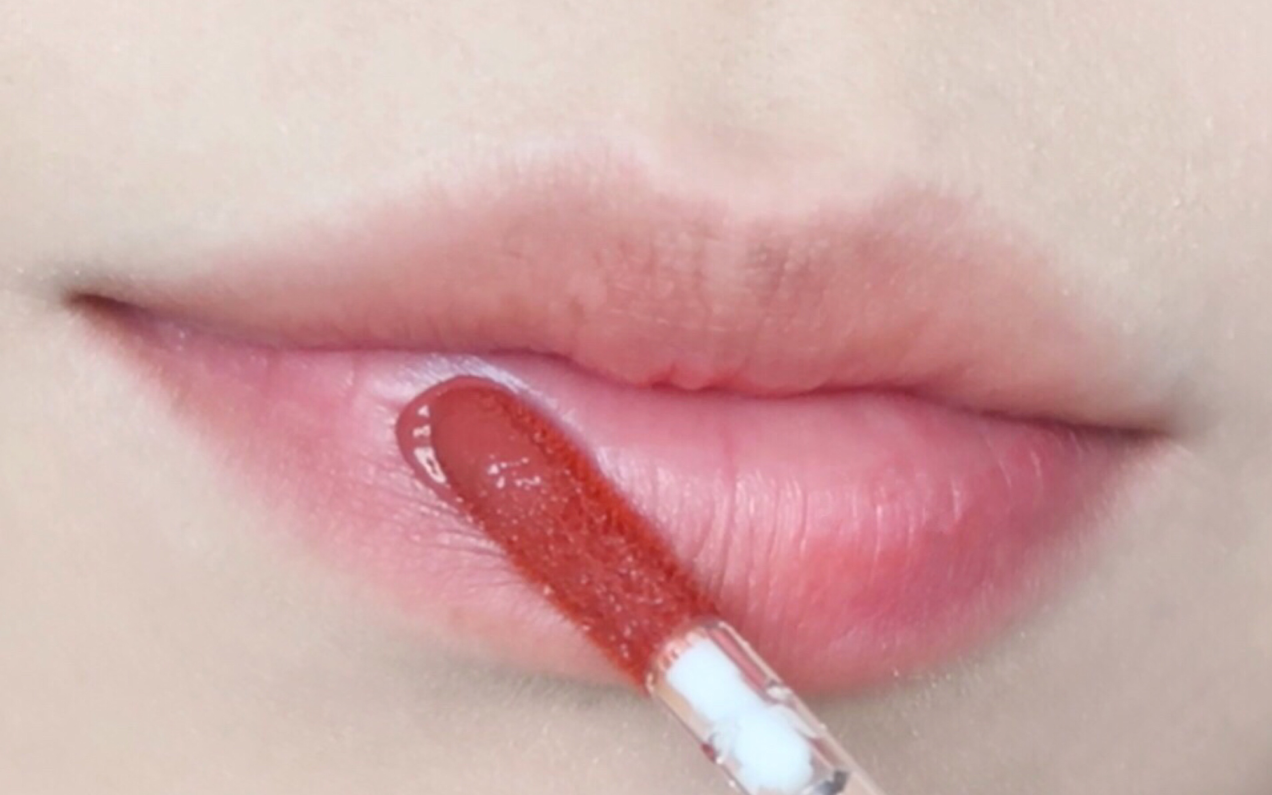 年度心机镜面唇釉出炉!表面嘟嘟唇,背地里成膜还不染唇!