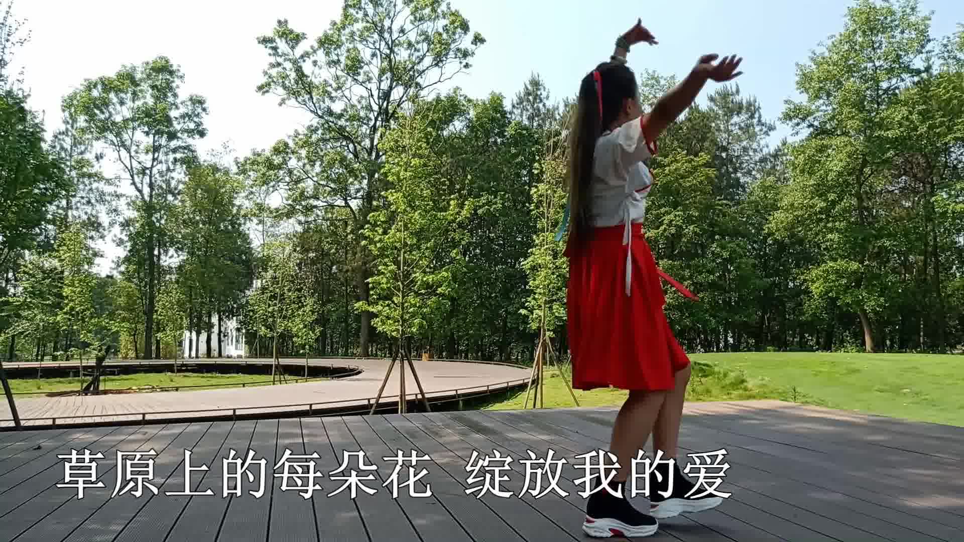 [图]广场舞《阿妹等哥来》完整版小姐姐穿汉服跳广场舞，这是爱国的表现