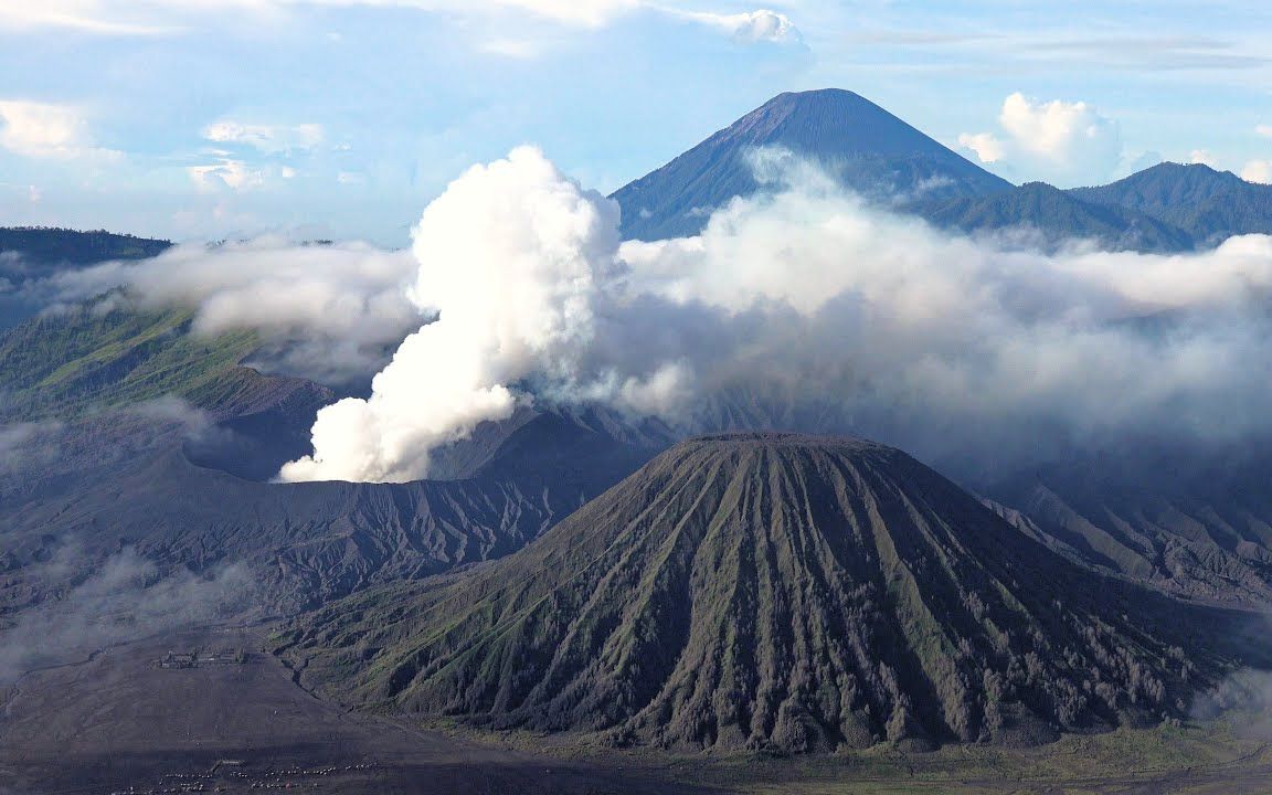 [图]【Amazing Places on Our Planet】印度尼西亚爪哇岛塞梅鲁国家公园原始能量喷发的布罗莫火山