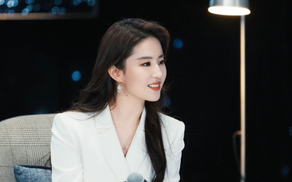 白色西服干练飒美【刘亦菲创维星河夜谈1】