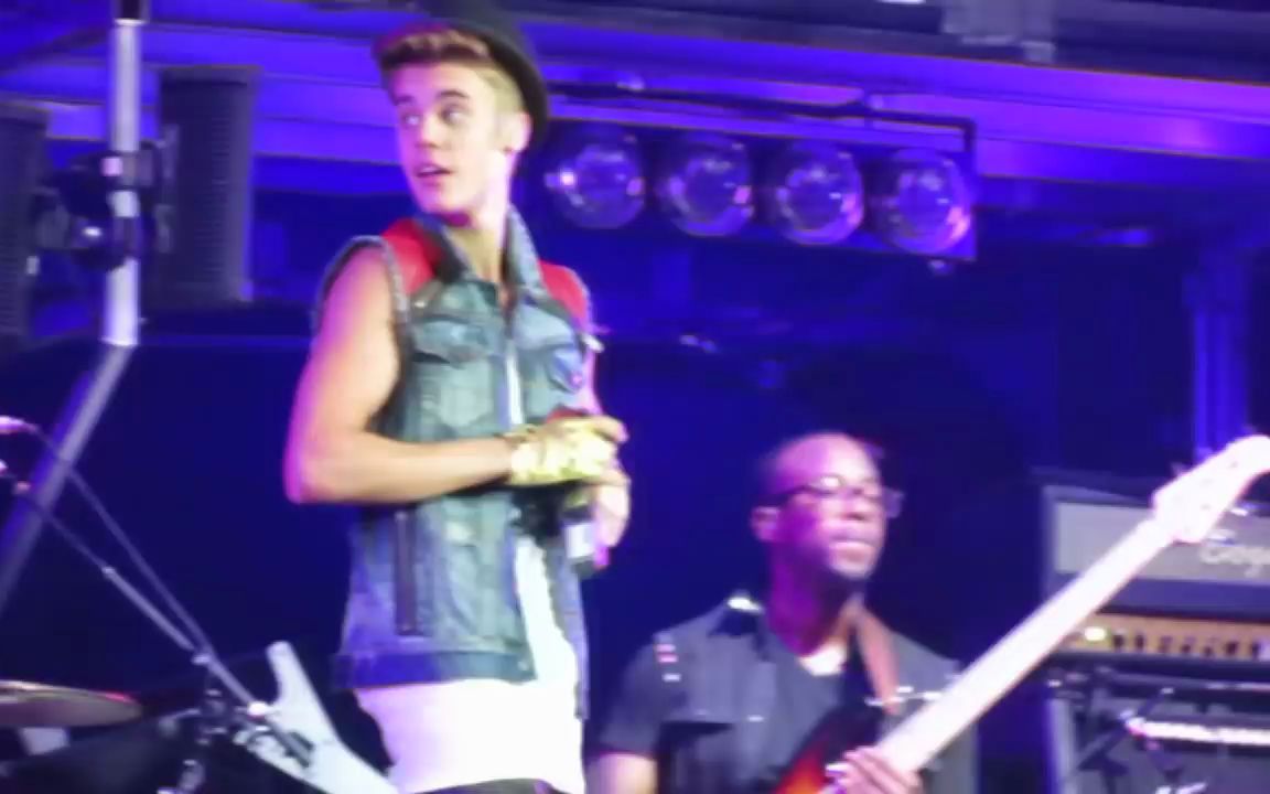 [图]Justin Bieber 贾斯汀比伯演唱 Die in your Arms (Believe Tour 加利福尼亚圣荷西 6/26/2013)