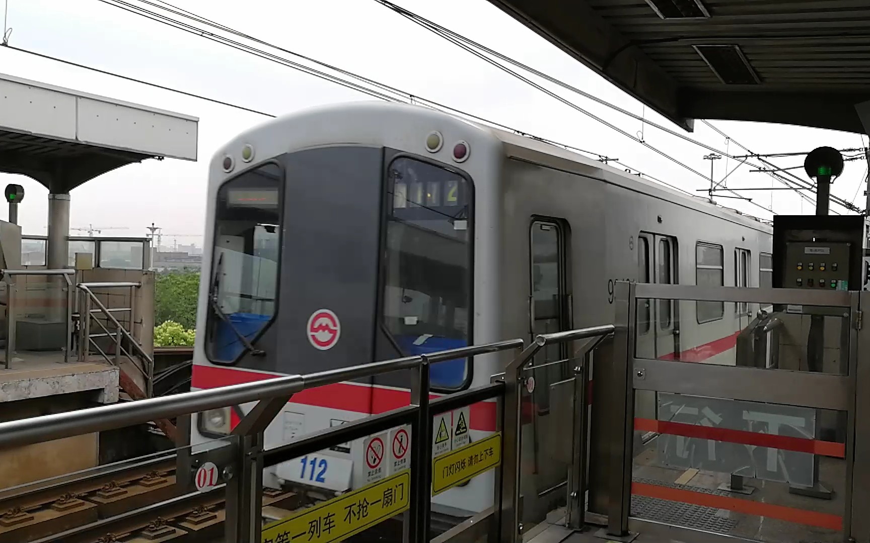 上海地铁上海地铁1号线伪八二世01a02型0112号列车共富新村下行出站