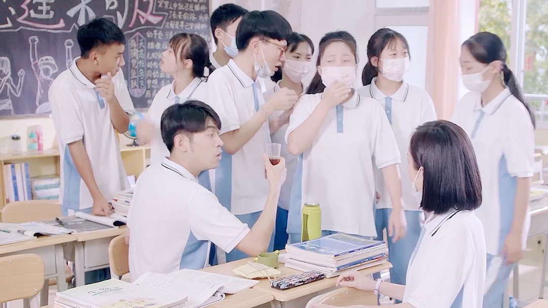 男子拿一杯不明液体治咳嗽,被同学嘲笑