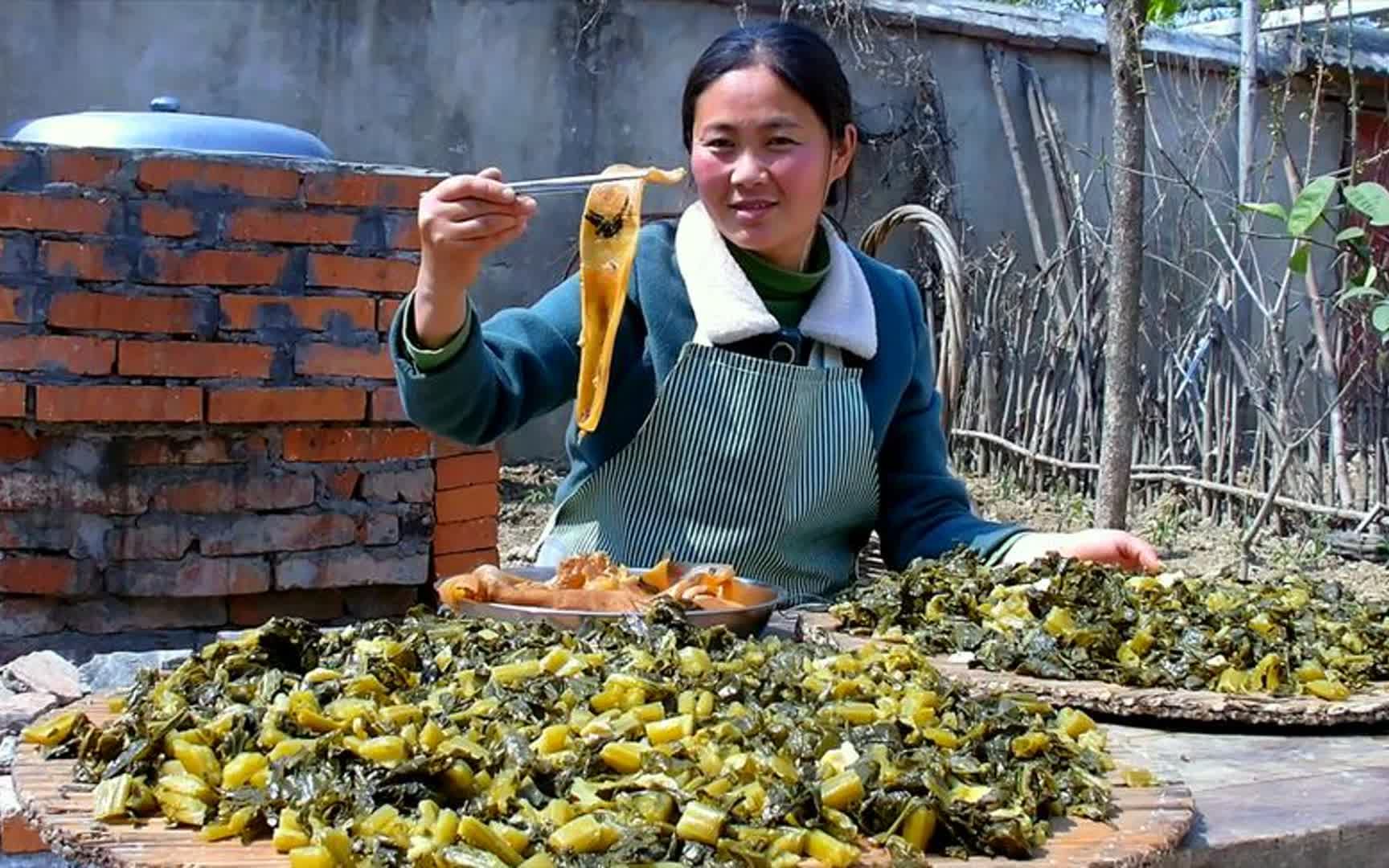 蚌埠:农村咸菜干的做法,青菜腌7天发酸,和猪皮煮熟晒干哔哩哔哩bilibili