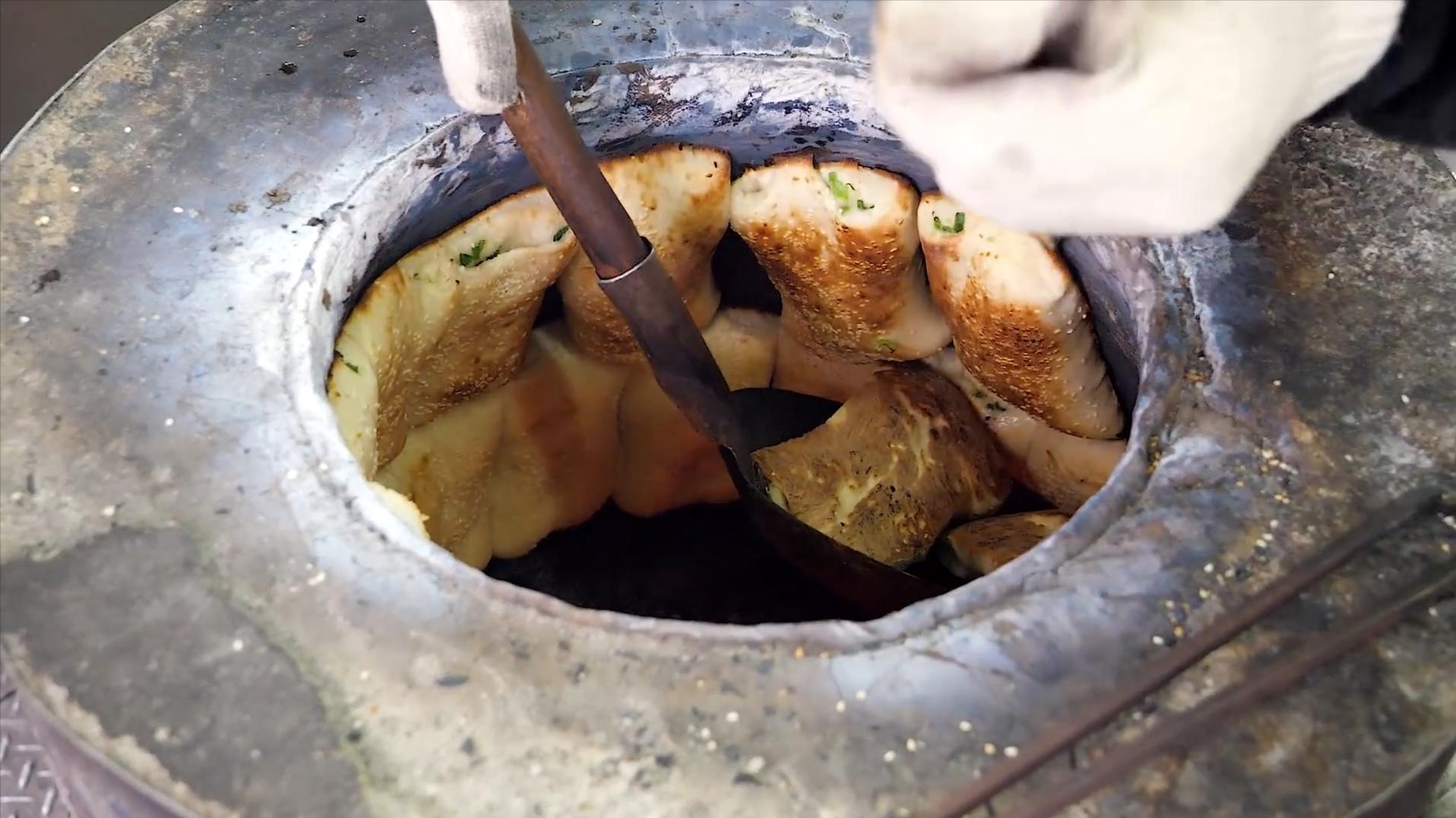 街头牛人发明的碳烤烧饼你想吃吗?直接贴在火炉里烤!好吃又好玩