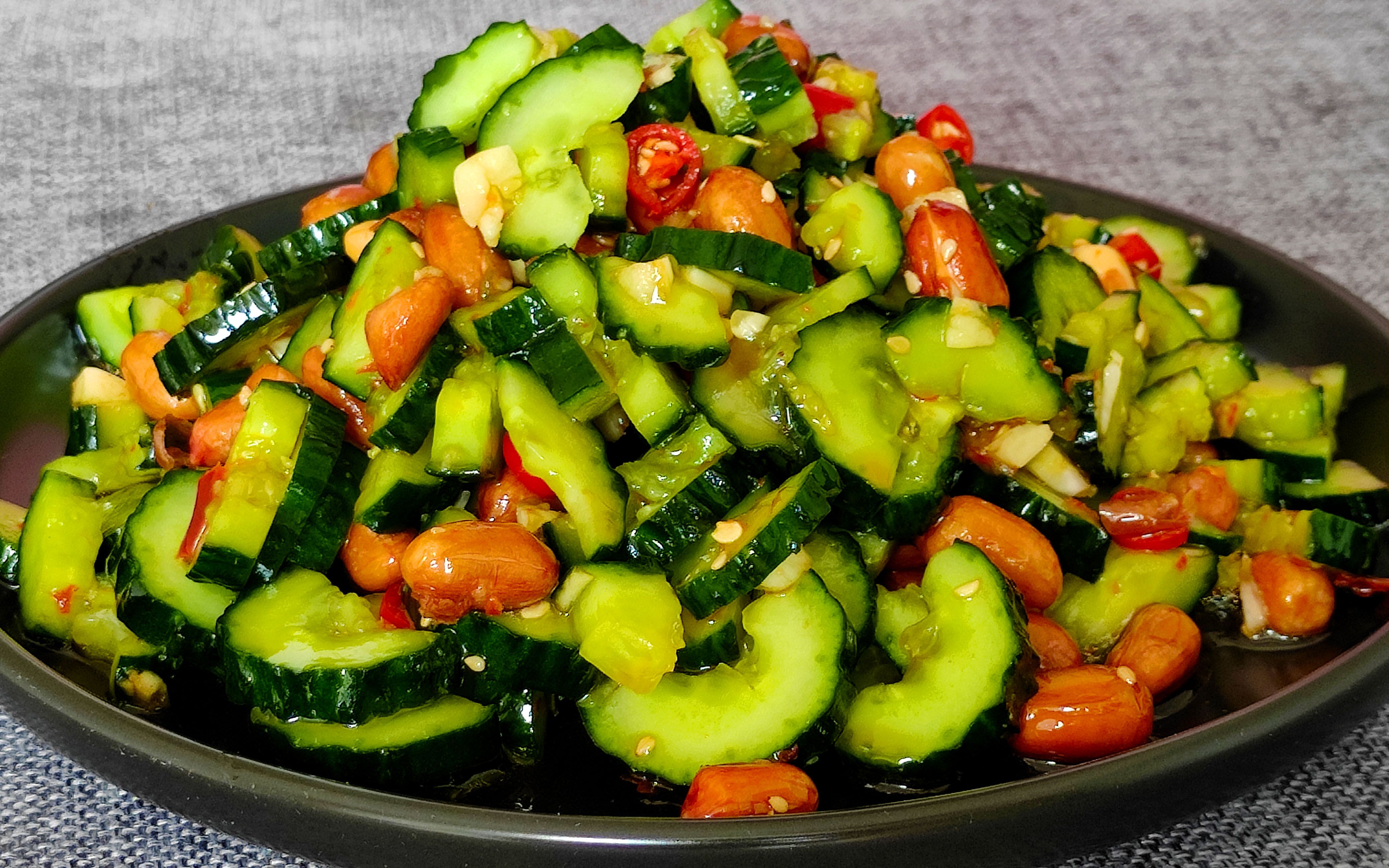 凉拌黄瓜,很多人第一步就错了,学会这个小窍门,爽脆入味又好吃