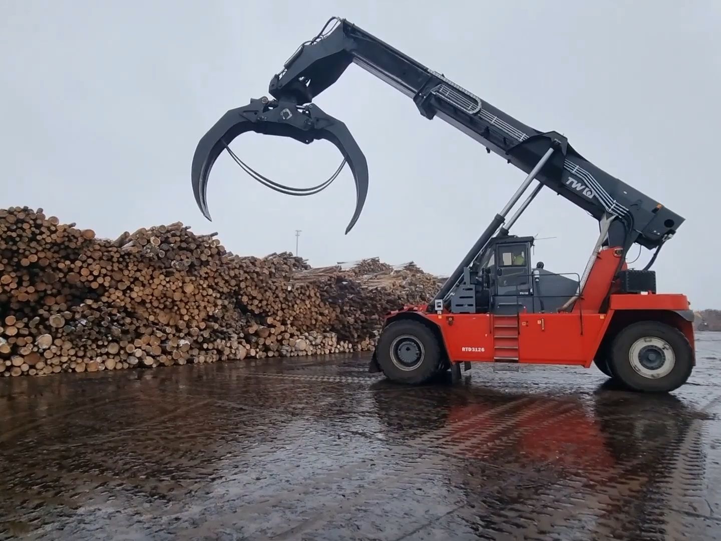 冬季卡尔玛rtd3612正面吊抓木机在木料堆栈作业
