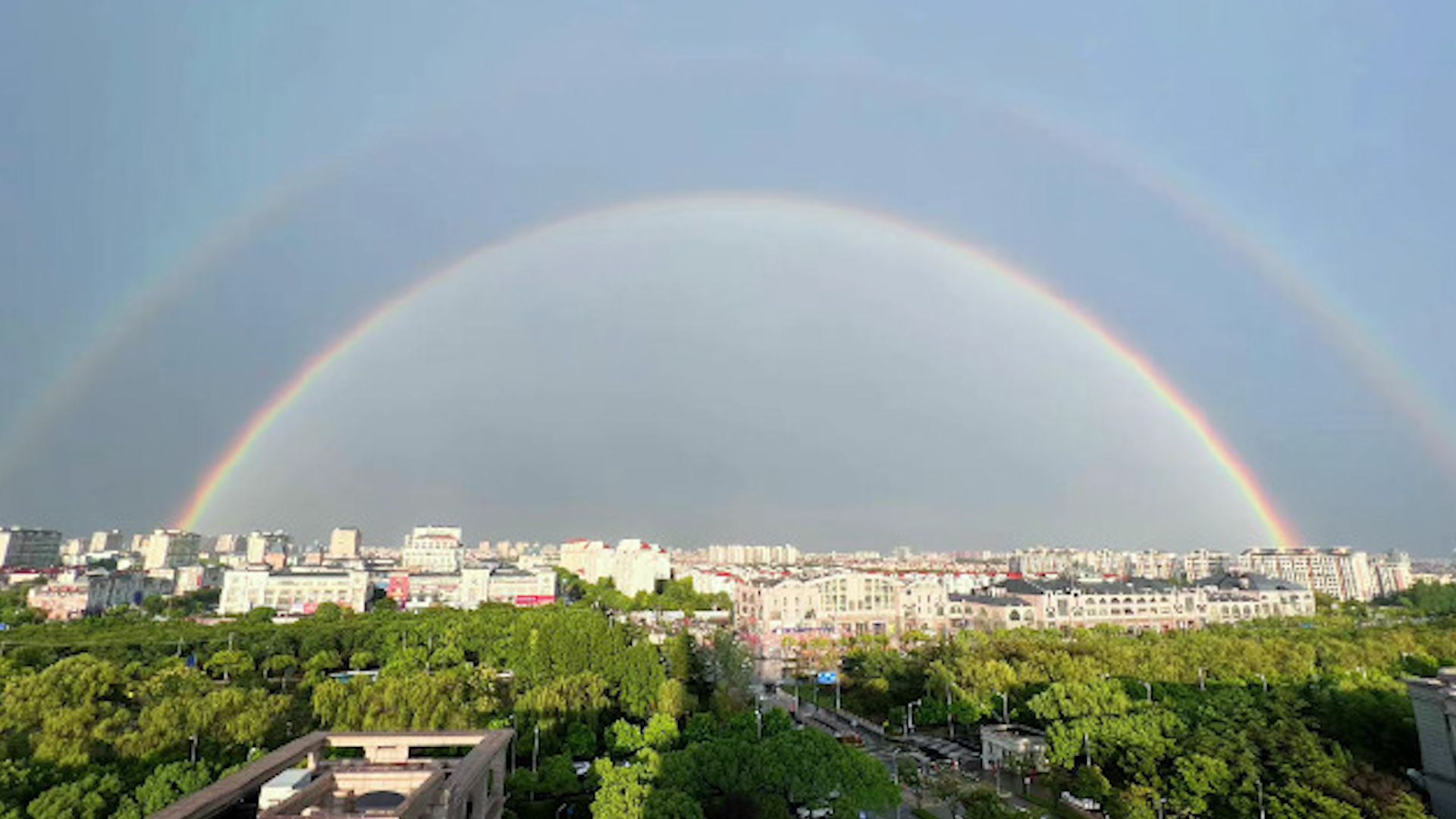 上海暴雨后出现双彩虹!绚丽如“天空之门” 网友:加载双倍好运哔哩哔哩bilibili