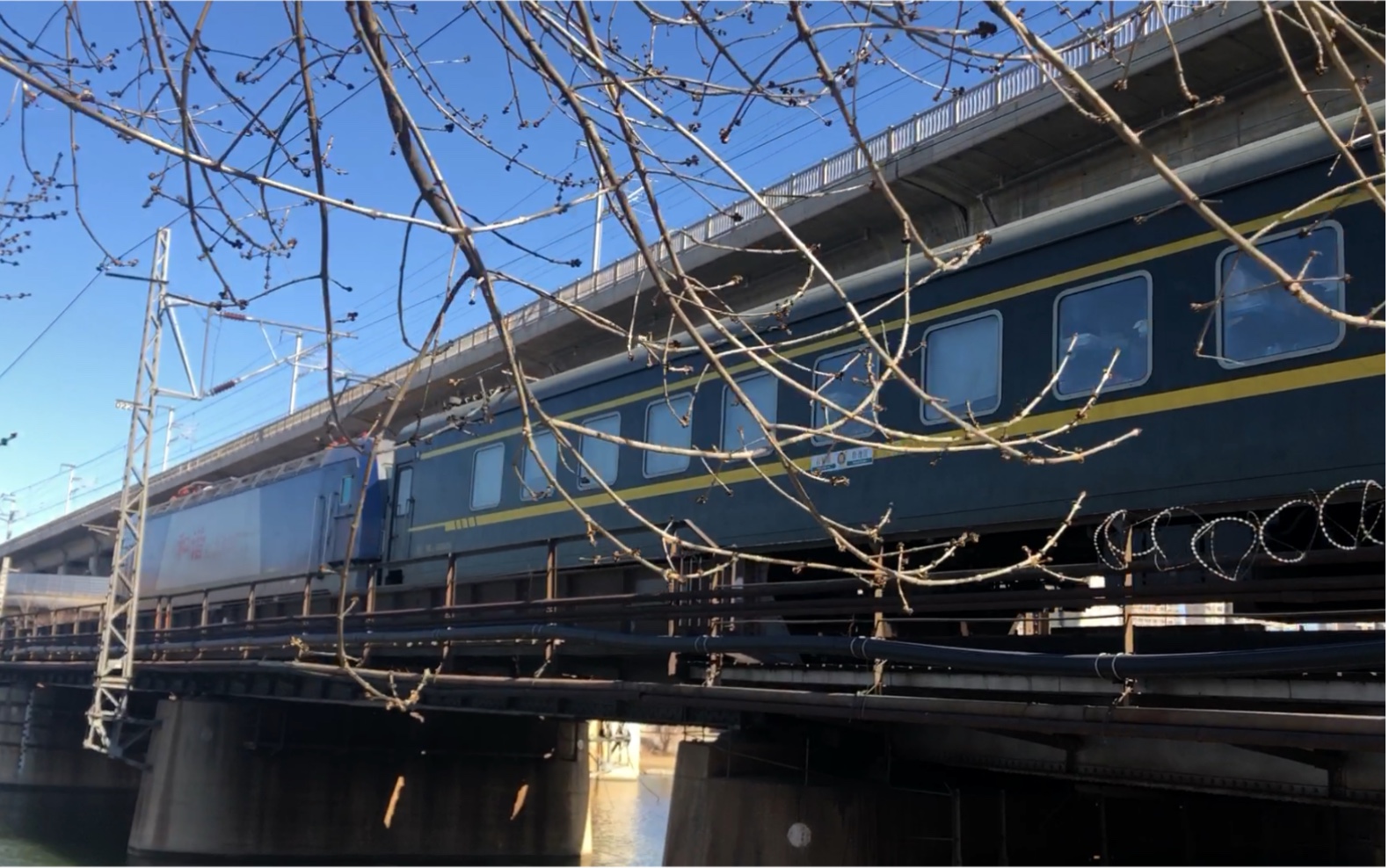 春·新开河——客车k937次通过新开河铁路桥,本务京局津段hxd3c0395