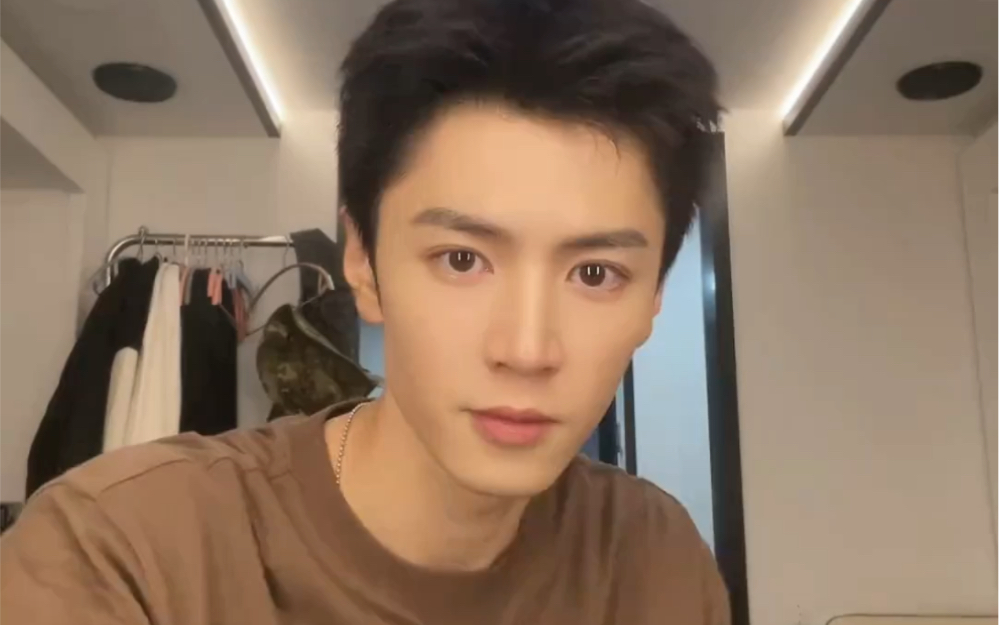 我半夜睡不着都是因为陈哲远,今日份营业的蔗圆又瘦了.