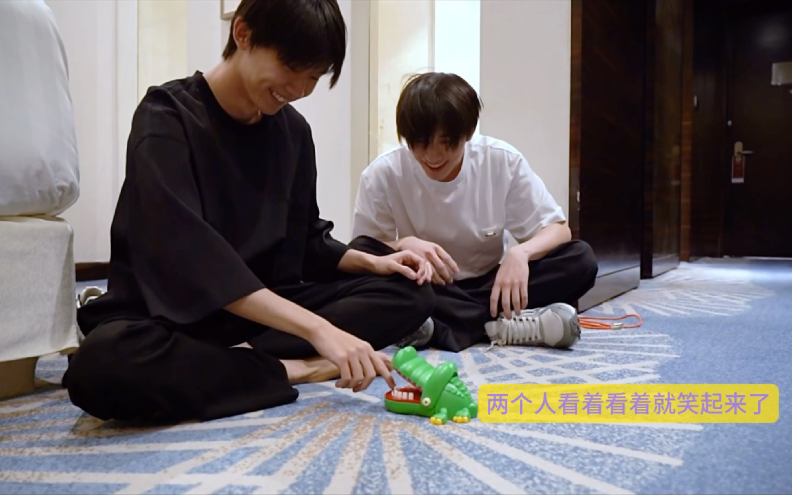 【祺鑫】情侣就这么喜欢玩背着大家偷偷睡一起的play吗?