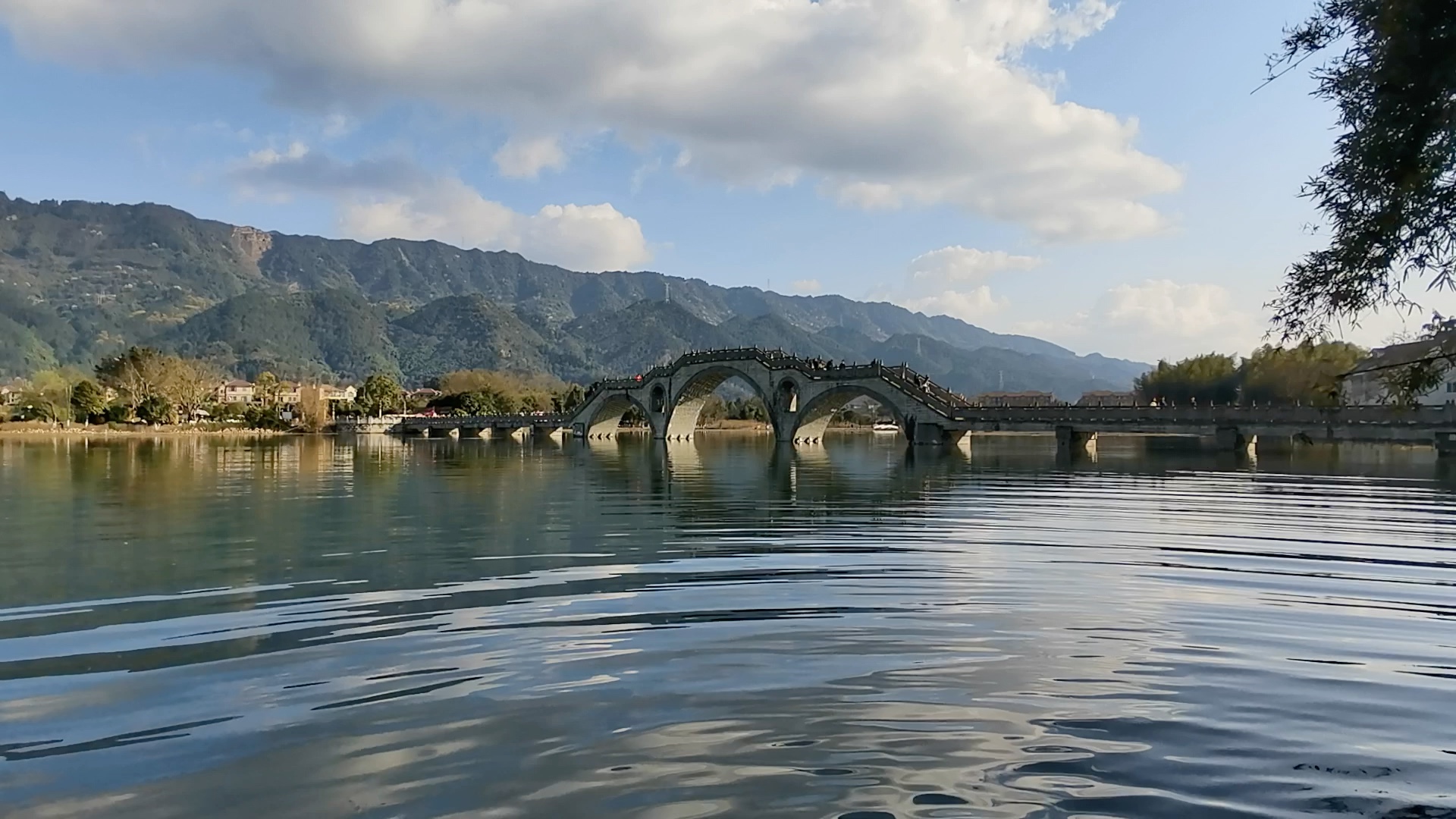 重庆龙水湖,水质比昆明滇池清澈多了,蓝天白云的湖光山色太美了!
