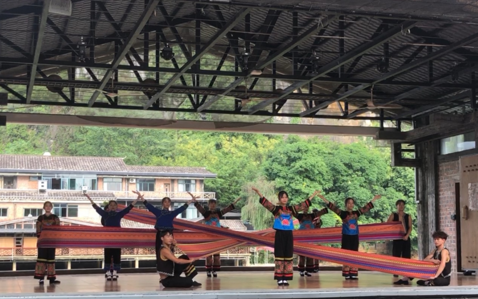 明仕田园的少数民族表演