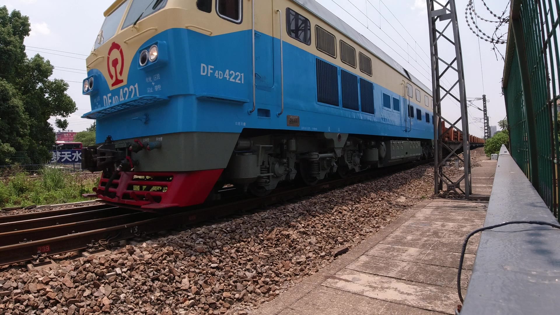 【内燃】df4d内燃机车牵引长轨板车通过余姚站西侧铁路桥_哔哩哔哩