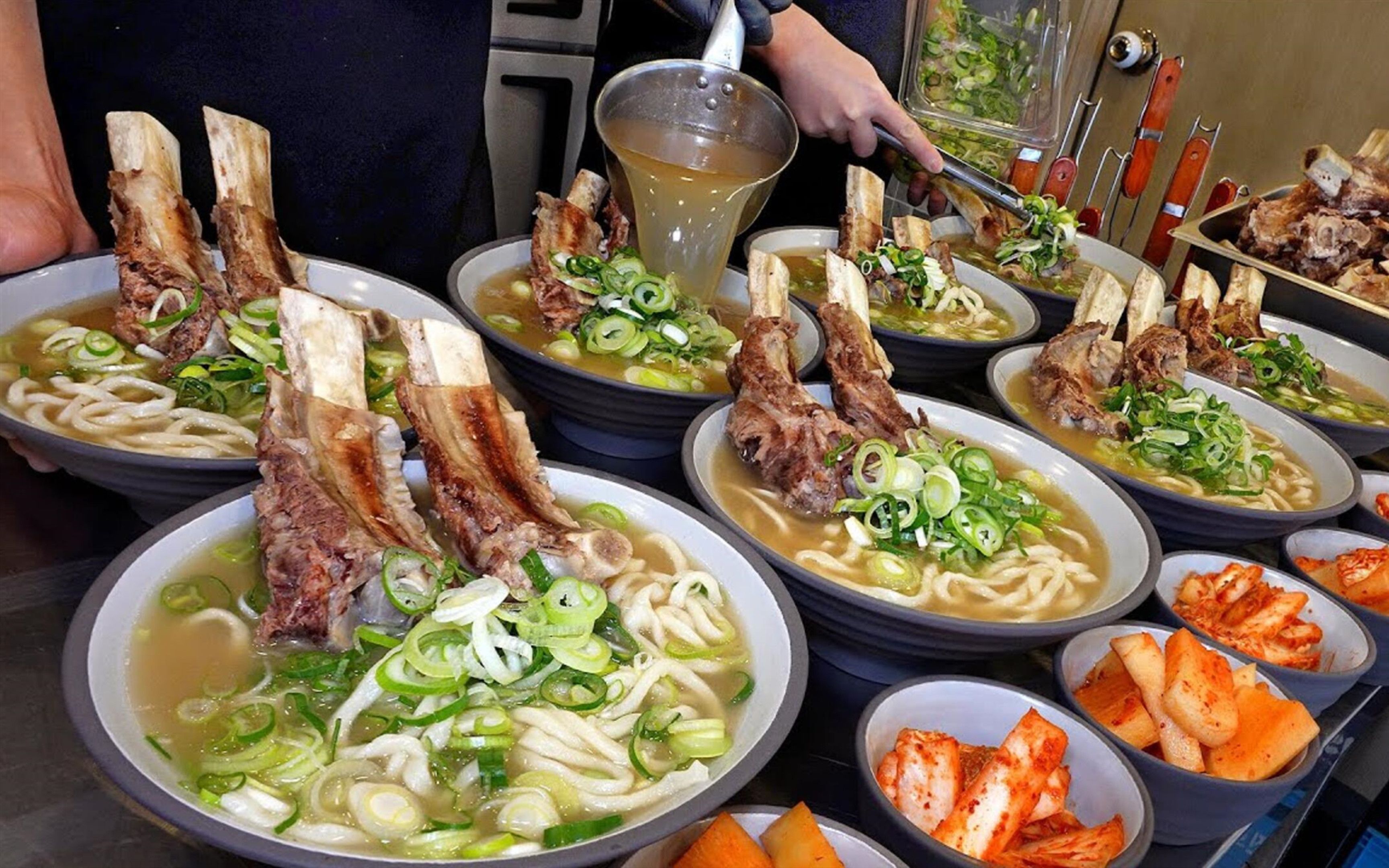 鲜香四溢牛骨面,每一碗都有两大块牛排肉!