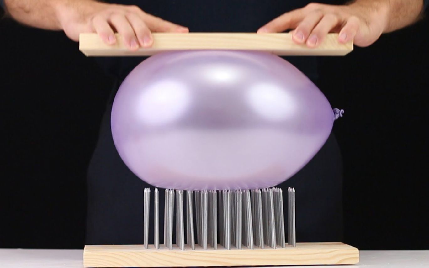 针都扎不破的神奇气球用柠檬水一喷就爆了这是没出魔抗装备吗