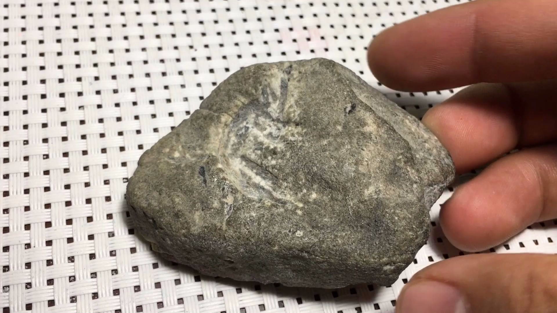 莫西沙翡翠原石皮壳上有这种表现不要错过