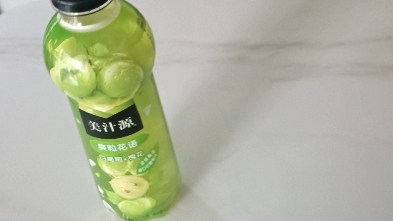 我买了一瓶美汁源,爽粒花语,白葡萄加槐花.