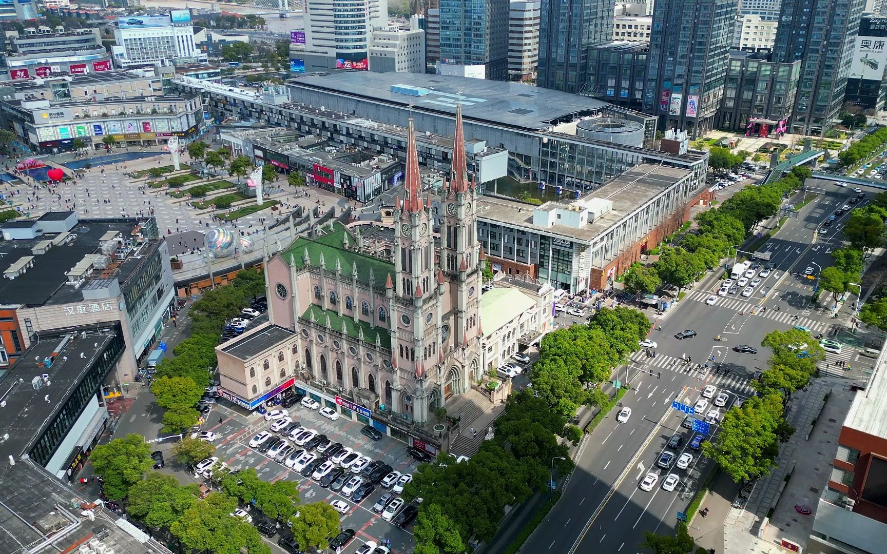 现建成的药行街教堂,集罗马式,哥特式造型,教堂南北长51米,东西宽22米