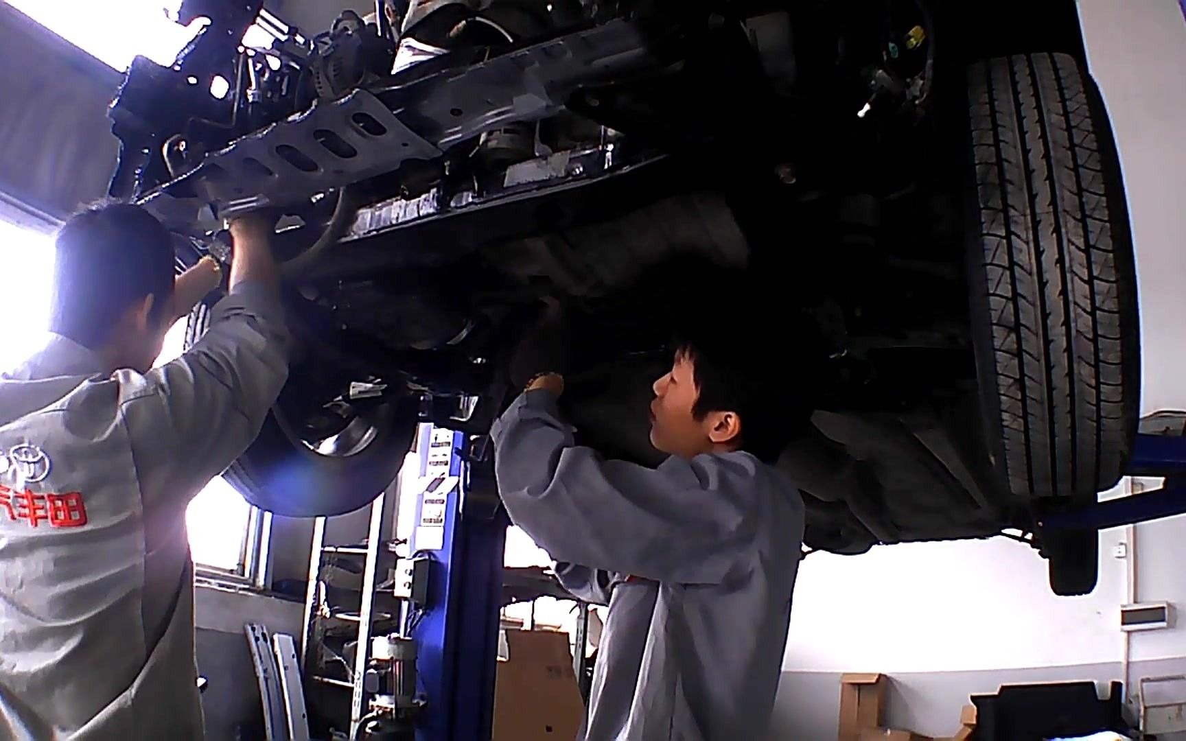 翻车凯美瑞已经喷涂完毕,机修先进行底盘部件安装作业