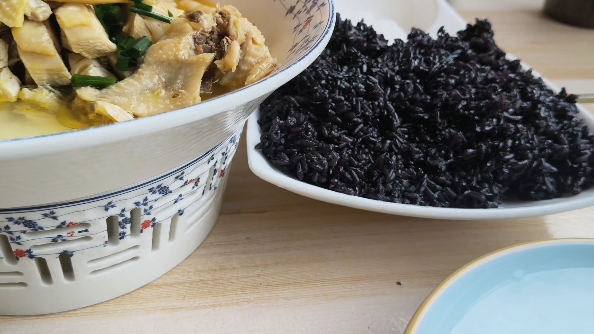 无锡宜兴竹海附近，品尝农家乐美食，绿意盎然