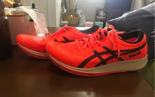 下载视频: 亚瑟士asics metaracer开光跑花絮