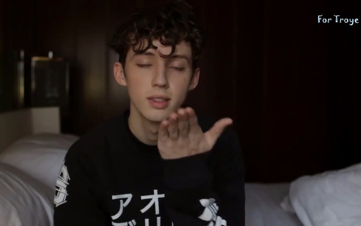 [图]【For Troye字幕组】【TROYE SIVAN】【中英字幕】The Whole Story#Blue Neighbourhood发售后#你戳感悟人生