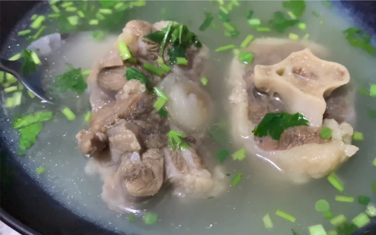 【清炖牛尾汤】砂锅煲汤两个半小时,汤浓肉酥烂