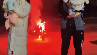 父母带孩子放烟花，爸爸全程盯着妈妈，网友：这就是结婚的意义！