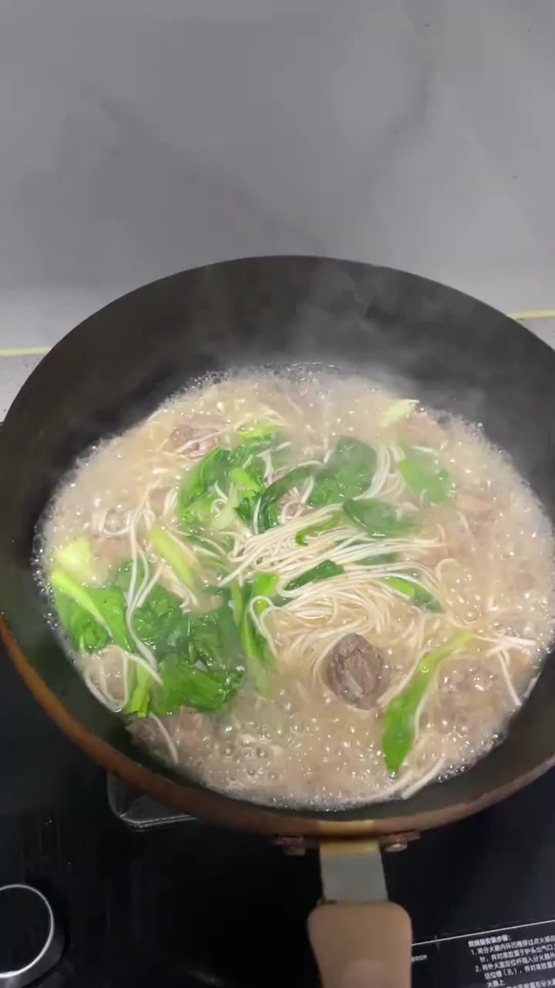 尝一口手工面,感受浓郁的麦香,欢迎品鉴!