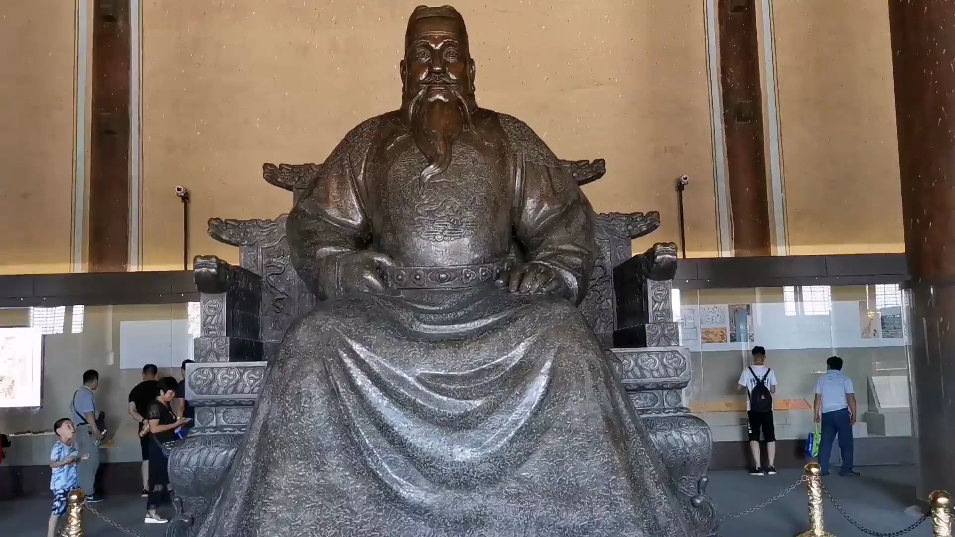 600岁明长陵是明成祖朱棣陵寝祾恩殿有60根金丝楠木柱太震撼