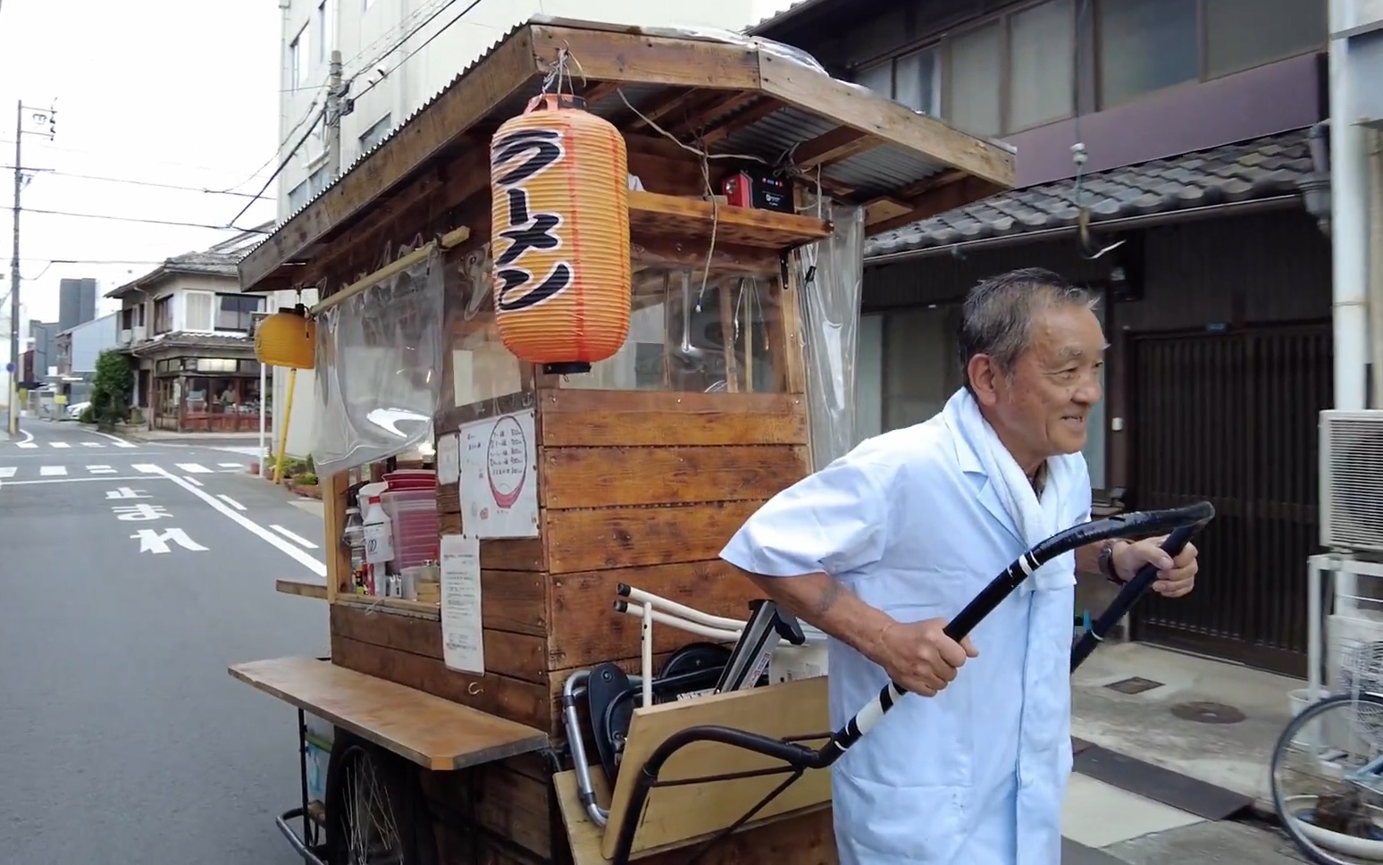 [图]【日本街头美食】经营拉面店40多年的师傅 老式移动车的拉面厨师生活中的一天