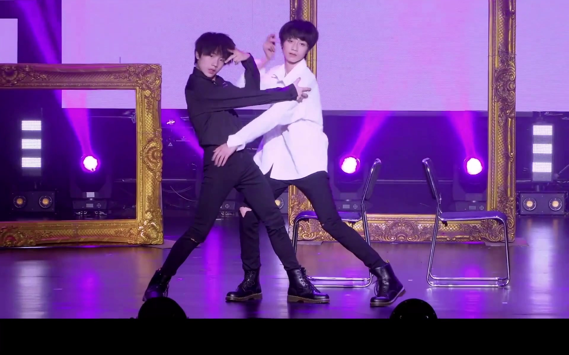 双人椅子舞叫做《be natural》舞台版在此 朱志鑫台上的你可是一点儿