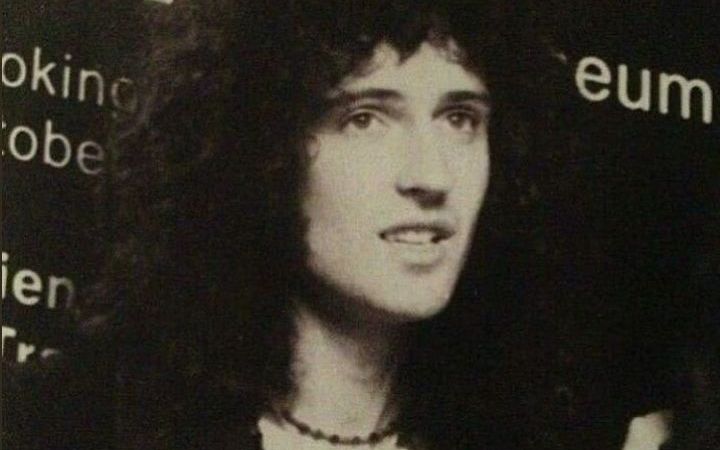 [图]Brian May silently talking and laughing