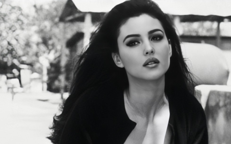 [图]地球“球花”Monica Bellucci